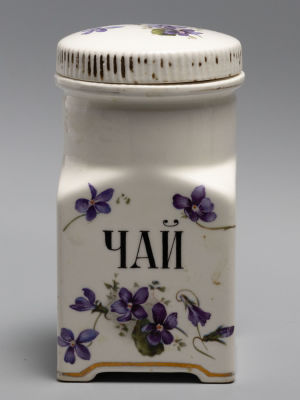 Чайница &laquo;Фиалки&raquo; Фарфор. ROESLER Rodach. Германия. Бавария. 1920-е гг. Размер: высота 13,5 см. 