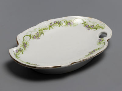 Селедочница. Фарфор. Кузнецов. Волхов. 1913-1918-е гг. Размер 22,8х15 см. Клеймо в тесте на 