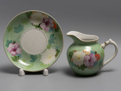 Набор из сервиза &laquo;Барыня&raquo;: молочник с блюдцем. Цветы на зеленом фоне. Фарфор. Дулево. 1957 г. Ра 