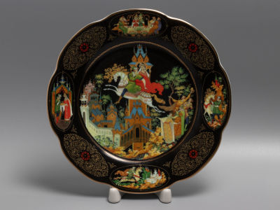 Авт. Лопатин Н. Декоративная тарелка. Русские сказки (&laquo;Руслан и Людмила&raquo;?). Фарфор, деколь 