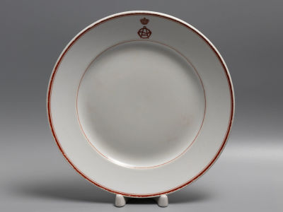 Тарелка с монограммой АФ под императорской короной. Фарфор Кузнецов. 1891-1917-е гг. Диаметр 24 