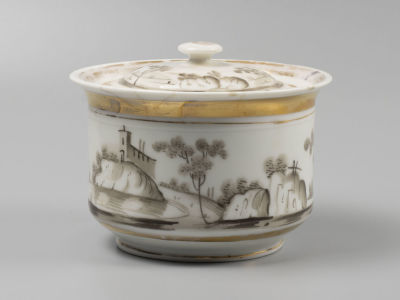 Сахарница. Фарфор Гарднера 1810-е гг. Размеры 9,5х13 см. 
Есть трещины на крышке. Кракелюр 