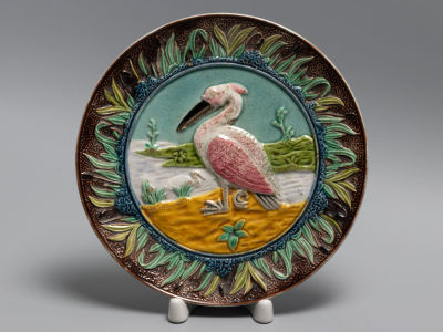 Пеликан. Тарелка декоративная. Фаянс, поливы. Кузнецов. Конец XIX в. Диаметр 19 см. Диаметр 19 