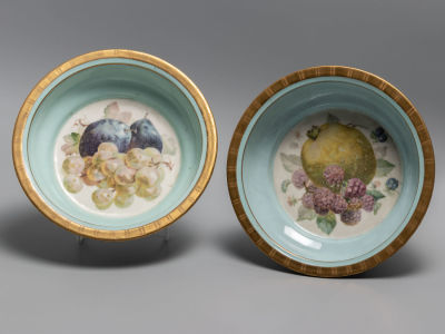 Две миски для фруктов. Фарфор Кузнецова Конец XIX в. Диаметр 19 см. Размер 19х5 см. Деколь 