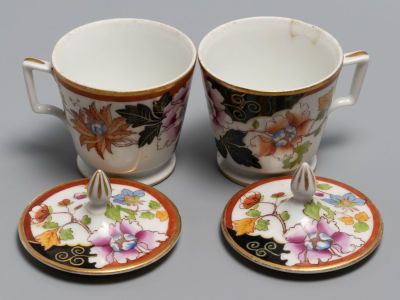 Две чашки для какао с крышечками. Фарфор Попова.1820-1830-е гг. Размер: высота 8,8 см., диаметр 