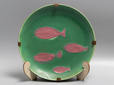 Рыбки. Декоративная авторская тарелка. Керамика 1960-е гг. Диаметр 25 см. Следы бытования. 