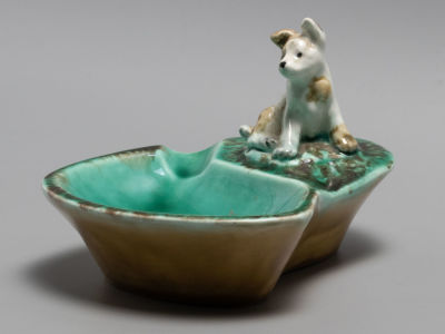 Собачка. Пепельница. Фаянс. Конаково 1960-е гг. Размер 9х14,3х12 см. 
Общие незначительные 