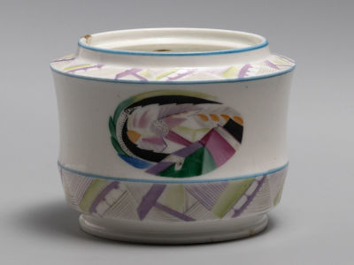 Авт. З.В. Кобылецкая. Чайница. Фарфор. ЛФЗ. 1917-1924-е гг. Размер: высота 8,3 см., диаметр 10 