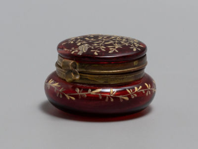 Модерн, Арт-Нуво. Шкатулка (таблеточница) Птички. Красное стекло, позолота. Кон. XIX в. Размер: 