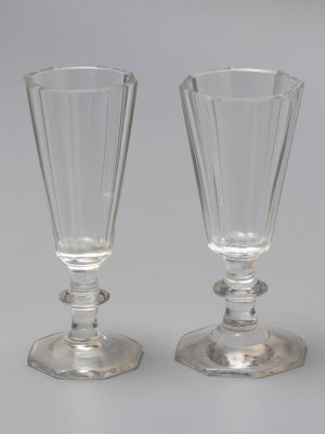 Граненая рюмка-лафитник (2 шт.) Стекло. 8 граней. Нач. ХХ в. Размер: высота 8 см., диаметр 3,3 