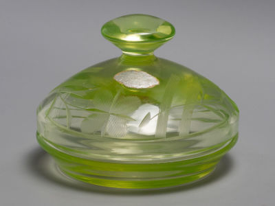 Урановое стекло. Шкатулка (бонбоньерка). Гравировка. Германия. 1960-1970-е гг. Размер: высота 8 