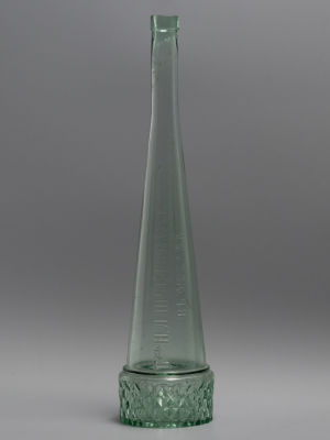 Бутылка. Тов-ва Шустов и Сыновья. Москва. Кон. XIX – нач. ХХ в. Размер высота 39 см., диаметр 8 