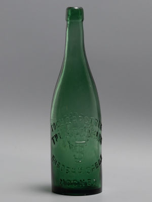 Бутылка пивная зеленого стекла. Трехгорная мануфактура. 1920-е гг. Размер высота 28 см. 
