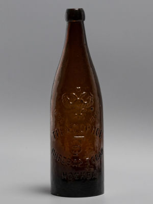 Бутылка пивная коричневого стекла. Трехгорная мануфактура. 1911 г. Размер высота 27 см. 