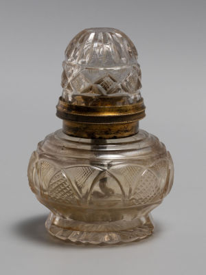 Ночник (керосиновая лампа, девичник). Хрусталь, латунь. Кон. XIX – нач. ХХ в. Высота 9,5х6,8 