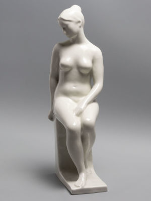 Авт. В.Стамов. Ню. Статуэтка. Фарфор. ЛОЗ-ЛЗФИ. 1980-е гг. Размер: высота 37 см., по подставке 7 