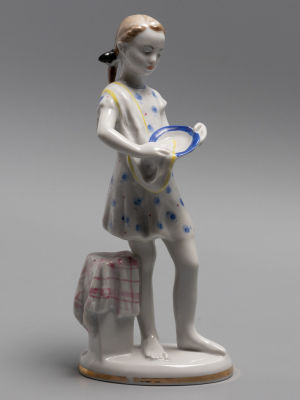 Юная помощница. Статуэтка. Фарфор ЛФЗ 1960-е гг. Высота 19 см. Ломоносовский фарфор. Высота 19 