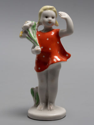 [Детская серия ЛФЗ] На парад. Статуэтка. Фарфор 1960-е гг. Высота 11,5 см. Ломоносовский 