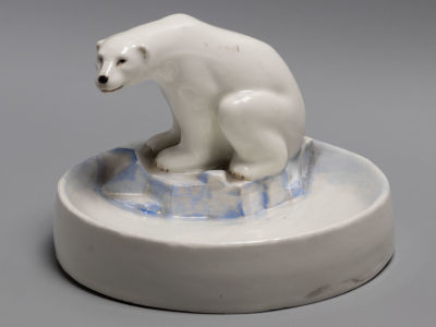 Пепельница. Белый медведь на льдине. Фарфор. ЛФЗ. 1940-е гг. Размер: высота 10 см., диаметр 15 