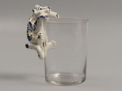 Тигр. Статуэтка, которая вешается на стакан. Фарфор Гжель(?) 1990-е гг. Размер 8х5х4 см. 