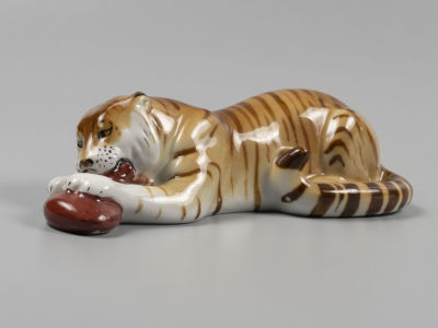 Тигр с мясом. Статуэтка .Фарфор ЛФЗ 1930-е гг. Размеры 21х7,5х5,5 см. Клеймо на донышке. 
Общие 
