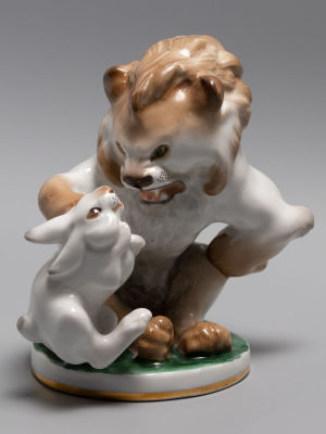Авт. Ск. Б.Воробьев. Лев и заяц. Статуэтка. Фарфор, роспись. ЛФЗ. 1950-е гг. Размер: высота 14 