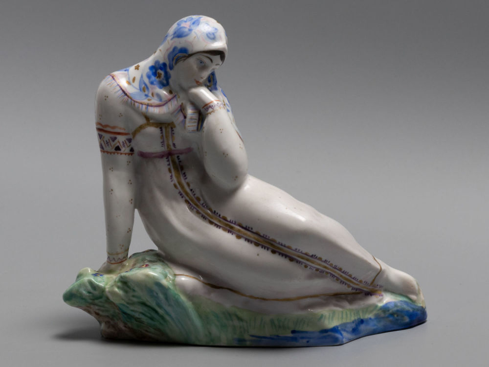 Авт. Данько Н.Я. &laquo;Аленушка&raquo;. Статуэтка. Фарфор. ЛФЗ. 1930-е гг. Размер 13,8х15,8х5 см. Клеймо 