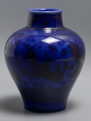 Авт. Ожожок. Ваза. Синяя с силуэтами лебедей. Пламенеющая глазурь. Академия Штиглица. 1911г. Раз 