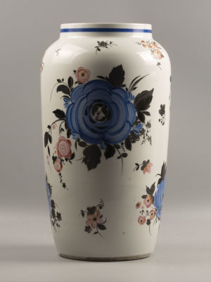 Авт. Т.Н.Беспалова-Михалева. Ваза "Голубая роза" в росписи В.П.Фрезе. Форма Яковлевой. Фарфор. 