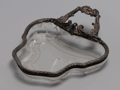 Конфетница. Уткин. Серебро, 84 пр. Вторая пол. XIX в. Размер 5,3х20,3х17,5 см. 
Стеклянная 