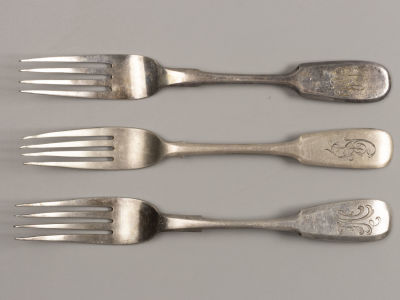 Вилка столовая (3 шт.). С монограммой ВП. Серебро. Проба 84, вес 65 гр., 65,7 гр., 72 гр. 