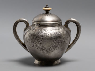 Сахарница. Гравировка растительного рисунка. Серебро. Общий вес: 316 гр. 1898-1908-е гг. Размер: 