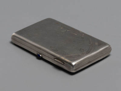 Портсигар. Серебро 84 пр., штихель. Вес 140,8 гр. 1898-1917-е гг. Размер 11,5х7,2х1,5 см. 