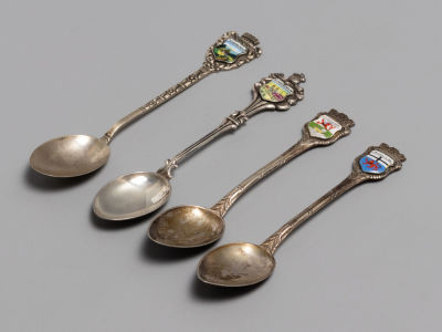 Ложки (4 шт.). Перегородчатая эмаль, серебро 800 пр. 36,7 гр. Изображение гербов городов 