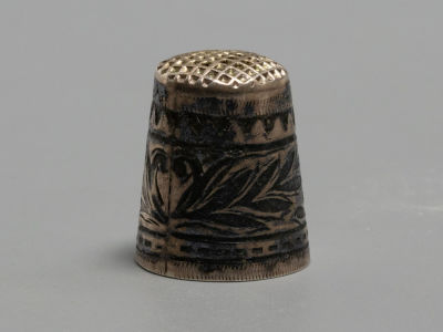 Наперсток. Звезда в цветочном орнаменте. Серебро по реактиву. 4,6 гр. Первая треть ХХ в. Размер 