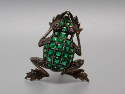 Брошь Лягушка. Серебро по реактиву, 15,6 гр. позолота. Вставки: зеленные - ювелирное стекло; 