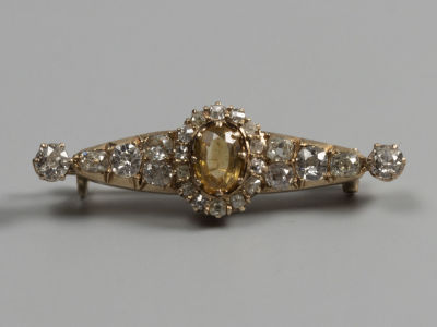 Брошь. Золото, бриллианты, цитрин. 5,5 гр. 585 пр. ЛЮТ. СССР. 1950-е гг. Размер 40х12х10 мм. 