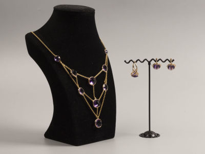 Ювелирные украшения. Набор: колье, перстень, серьги. Золото: колье 56 пр. вес 27,4 гр. 