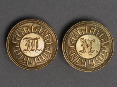 Запонки с монограммой &laquo;НТ&raquo;. Золото 56 пр., 10,1 гр. Вторая пол. XIX в. Размер диаметр 20 мм. 