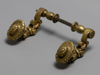 Дверная ручка. Бронза. XIX в. Размер: длина штыря 18 см., длина ручки 10,8 см. 
Потертости 