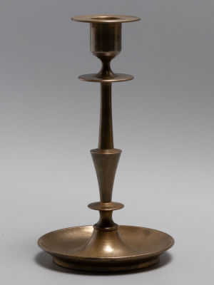Подсвечник. Латунь. Россия. Нач. ХХ в. Размер: высота 19 см., диаметр подставки 10,8 см. 