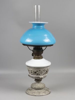 Керосиновая лампа. Двойное стекло, фарфор, металл. Изготовитель: Абовин и сыновья. СПб. Кон. XIX в.