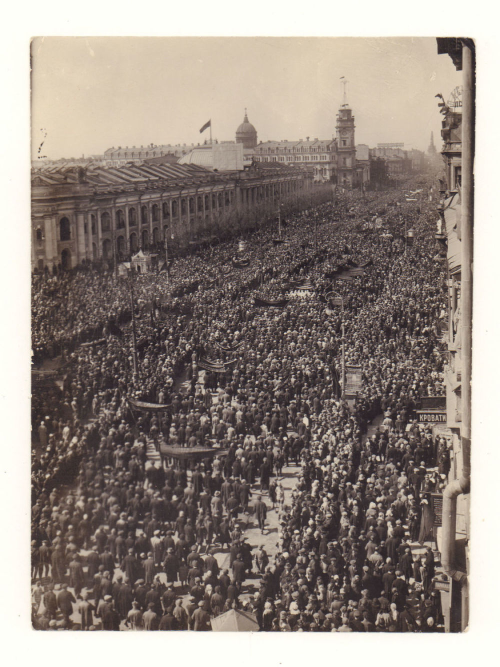Братья Булла. Демонстрация на Невском проспекте. Фотография 1920-е гг. Размер 15.5х11.5 см. 