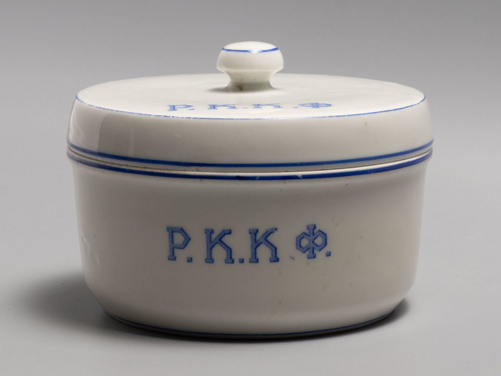 Сахарница РККФ Фарфор Дулево 1920-е гг. Размер 10х13.5 см. Следы бытования. Хорошее состояние.