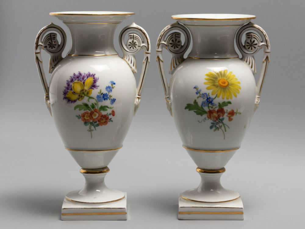 Вазы амфоры (2 шт.) Букет. Фарфор Мейсен (Meissen). 1970-е гг. Размеры: высота 22,3 см. 