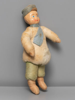 Елочная игрушка. Мальчик в тулупе, синяя шапка. Вата, папье-маше, роспись. Изокульт. 