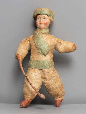 Елочная игрушка. Мальчик в тулупе, зеленая шапка и шарф. Вата, папье-маше, роспись. Изокульт. 