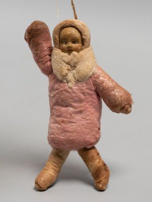 Елочная игрушка. Девочка в розовом тулупе. Вата, папье-маше, роспись. Изокульт. Промигрушка. 