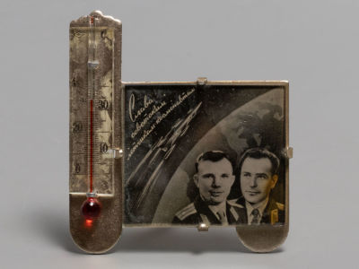 Космонавты Гагарин и Титов. Настольный градусник. СССР. 1960-е гг. Размер 6,5х7,5 см. &laquo;Слава 