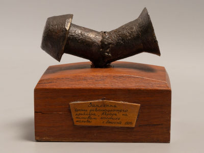 Оригинальная заклёпка с крейсера "Аврора" на тиковом настиле палубы. Ленинград, 1985 г. Размер 